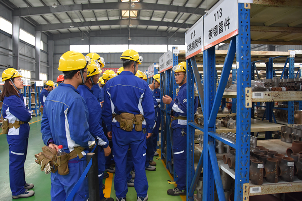 新干部到备件库旅行学习_副本.jpg