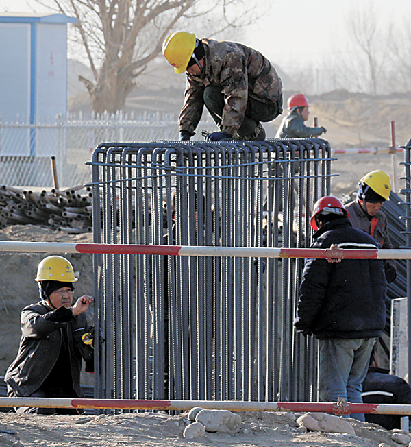 永祥股份包头5万吨高纯晶硅及配套新能源项目现场！！！。，，，工人正在举行项目装置基础建设.jpg