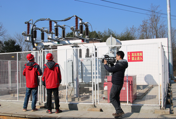 央视记者走进怀宁”渔光一体“项目变压站（600大。。。。。。。.jpg