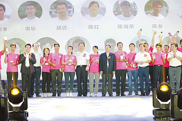 2015年9月20日，，，，，，在韦德网站官方入口33周年庆典上，，，，，，刘汉元主席为20位最美通心粉颁奖.jpg