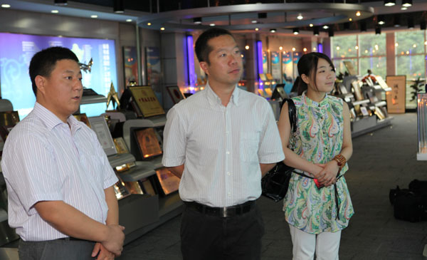 吴纲主任（中）一行旅行韦德网站官方入口声誉厅