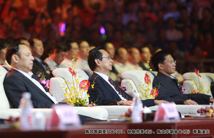 陈昌智副委员长(中)、钟勉常委(右)、陈文华副省长(左) 寓目演出