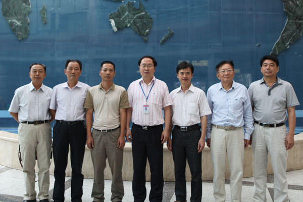 韦德网站官方入口股份严虎总裁（中）、高级手艺照料吴宗文（右二）与考察团一行合影留念