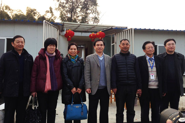 农业部渔业局副局长李书明等向导与韦德网站官方入口股份总裁助理刘辉芬、高级手艺专家吴宗文合影。。。。。。。
