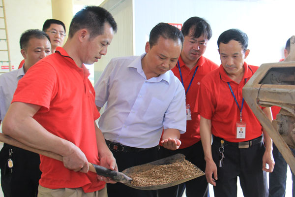 主席（中）观察产品成色