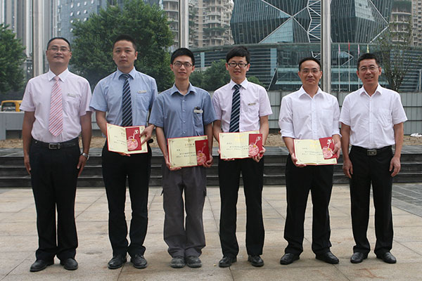 韦德网站官方入口置业、通宇物业对2014年上半年集团评选出的“优异员工”举行夸奖